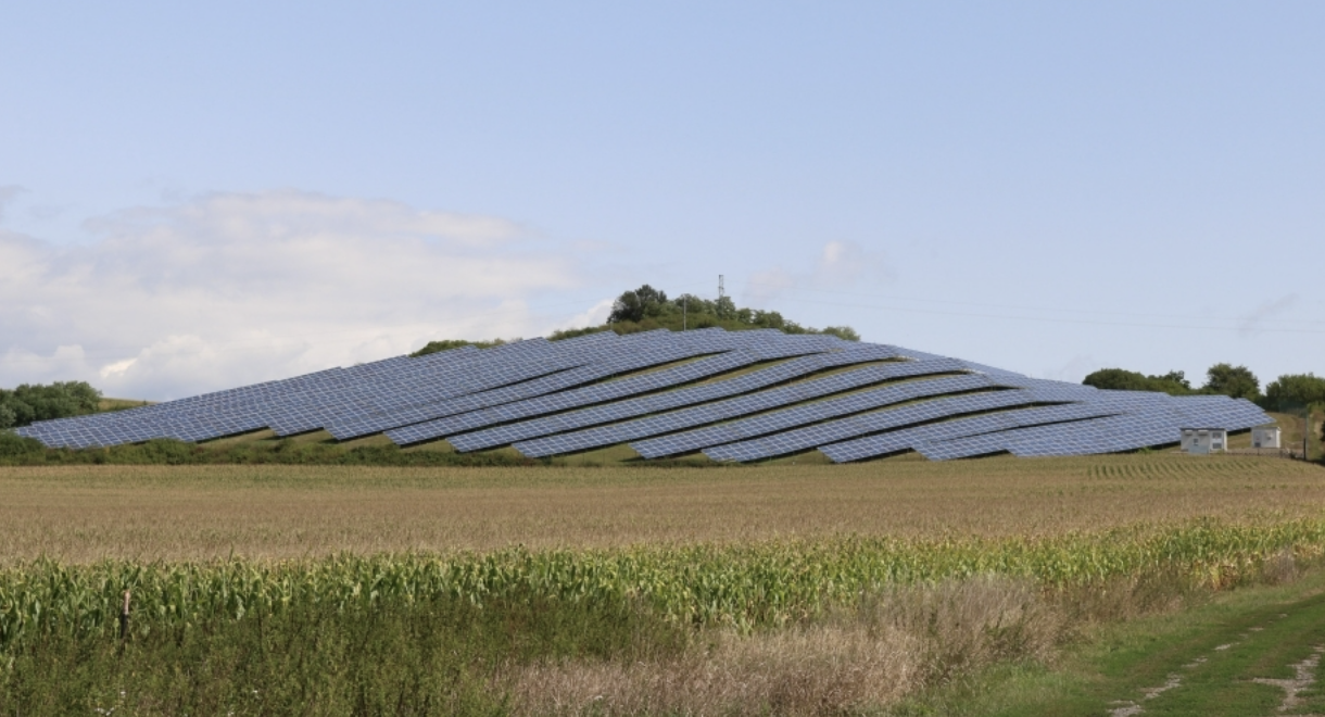 Moderné solárne panely na slovenskom vidieku